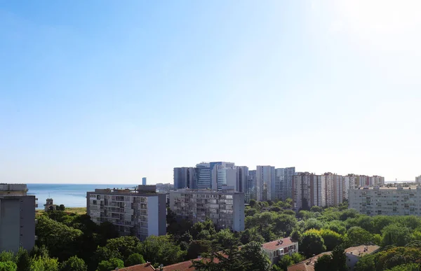 风景秀丽的城市与海附近的美丽的建筑 — 图库照片