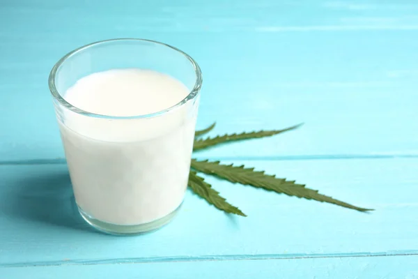 Vaso Leche Cáñamo Sobre Fondo Madera —  Fotos de Stock