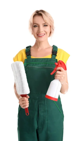 Mulher Zeladora Com Suprimentos Limpeza Fundo Branco — Fotografia de Stock