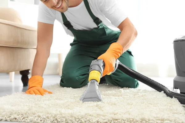 Hausmeister Entfernt Schmutz Vom Teppich Mit Teppichreiniger Drinnen Nahaufnahme — Stockfoto