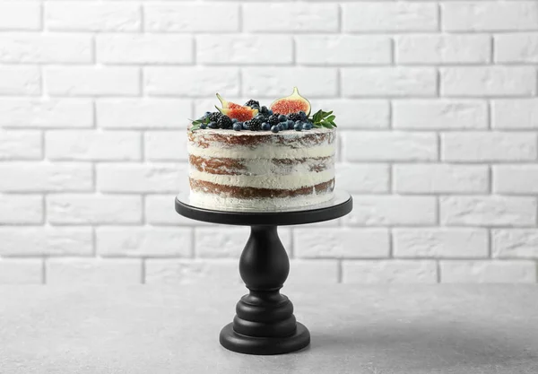Вкусный Домашний Торт Свежими Ягодами Столе Возле Кирпичной Стены — стоковое фото
