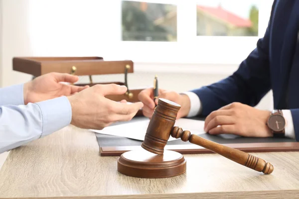 Gavel Avocat Flou Travaillant Avec Client Sur Fond — Photo