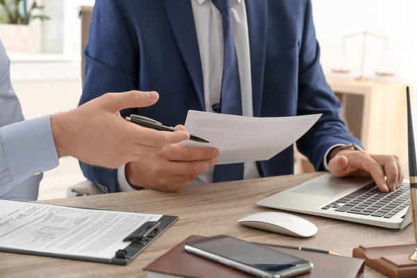 Advogado Trabalhando Com Cliente Mesa Escritório Foco Mãos — Fotografia de Stock