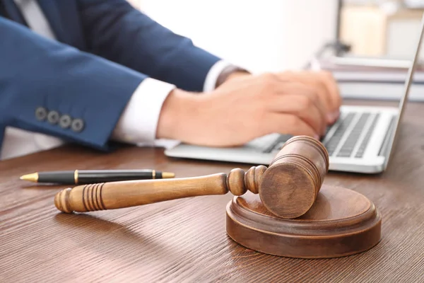 Gavel Advogado Borrado Trabalhando Com Laptop Segundo Plano — Fotografia de Stock