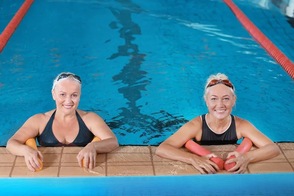 Спортивные Пожилые Женщины Закрытом Бассейне — стоковое фото
