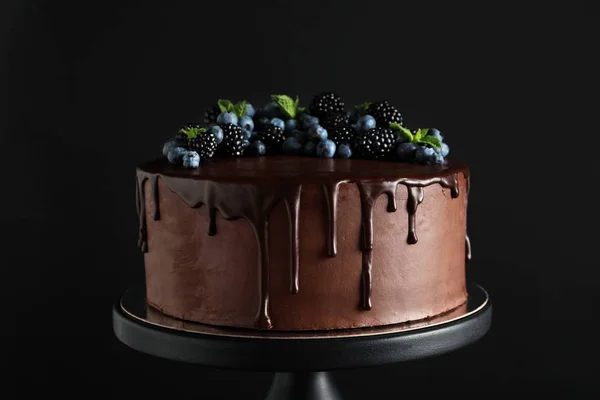 Свежий Вкусный Домашний Шоколадный Торт Ягодами Десертном Столике Тёмном Фоне — стоковое фото