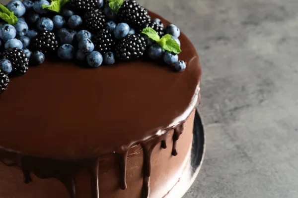 Свежий Вкусный Домашний Шоколадный Торт Ягодами Сером Столе Крупным Планом — стоковое фото