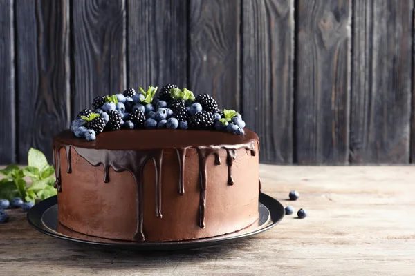 Frische Köstliche Hausgemachte Schokoladenkuchen Mit Beeren Auf Dem Tisch Vor — Stockfoto