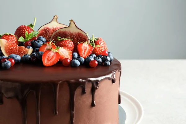 Fräsch Läcker Hemlagad Chokladkaka Med Bär Bordet Mot Färg Bakgrunden — Stockfoto