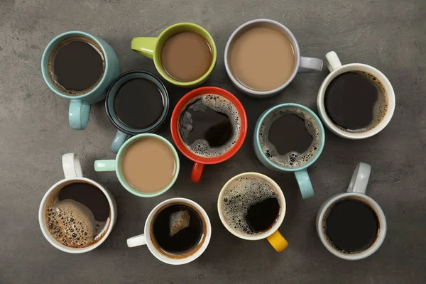 平躺在灰色背景下的咖啡杯的组合 食品摄影 — 图库照片