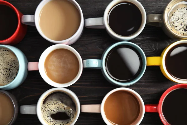 Tassen Frischen Aromatischen Kaffees Auf Dunklem Hintergrund Draufsicht Lebensmittelfotografie — Stockfoto