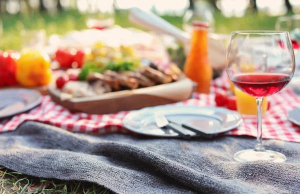 Cobertor Com Alimentos Preparados Para Piquenique Verão Livre — Fotografia de Stock