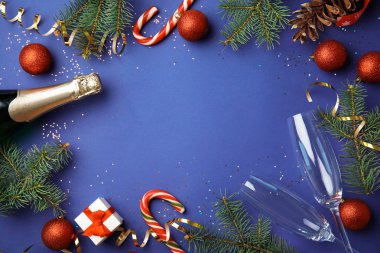 Noel bileşimi ile şişe şampanya ve renk arka plan, üstten görünüm üzerinde metin için yer