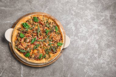 Lezzetli ev yapımı pizza ve metin tablo, en iyi görünüm için yer