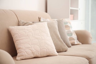 Divan odasında farklı yumuşak yastık