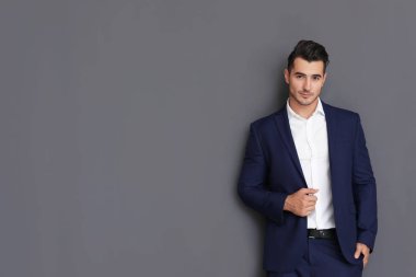 Ofiste dizüstü bilgisayar ile yakışıklı genç adam portresi