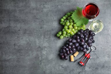 Taze olgun sulu üzüm ve tablo metin için yer düz yatıyordu kompozisyonu