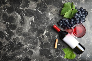 Taze olgun sulu üzüm ve tablo metin için yer düz yatıyordu kompozisyonu