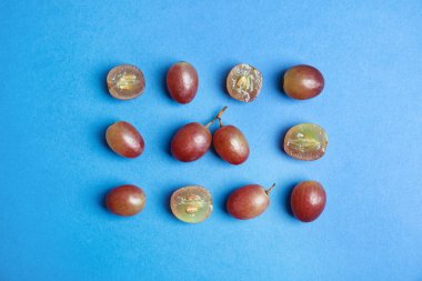 Renk arka plan, üstten görünüm üzerinde olgunlaşmış taze sulu üzüm