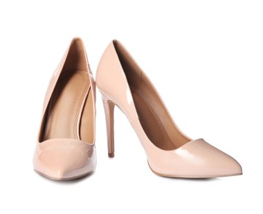 Beyaz arka planda bir çift güzel ayakkabı