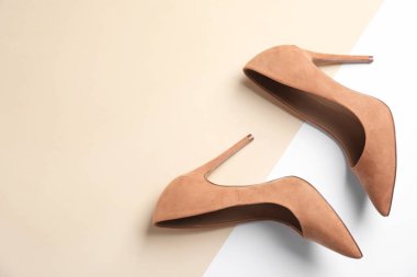 Bir çift güzel ayakkabılar ve renk arka plan, üstten görünüm üzerinde metin için yer