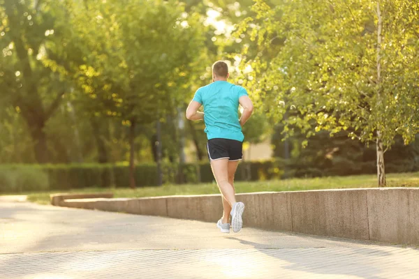 Giovane Che Corre Nel Parco Nella Giornata Sole — Foto Stock