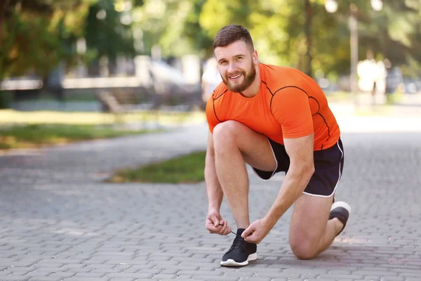 Giovane Uomo Allacciatura Lacci Delle Scarpe Prima Correre Nel Parco — Foto Stock