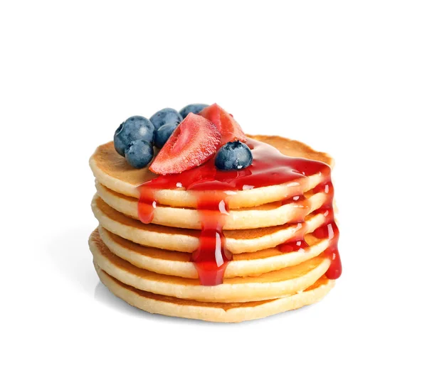 Stapel Von Pfannkuchen Mit Beeren Und Sirup Auf Weißem Hintergrund — Stockfoto