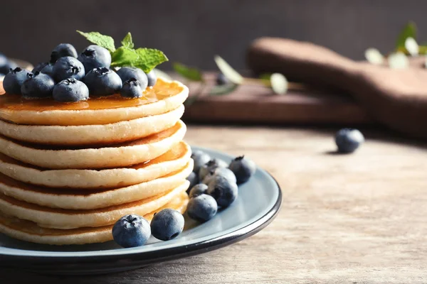 Assiette Avec Crêpes Baies Sur Table Bois — Photo