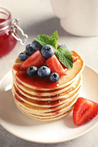 Teller Mit Pfannkuchen Und Beeren Auf Dem Tisch — Stockfoto