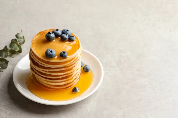 Piring Dengan Pancake Dan Beri Dengan Latar Belakang Abu Abu — Stok Foto