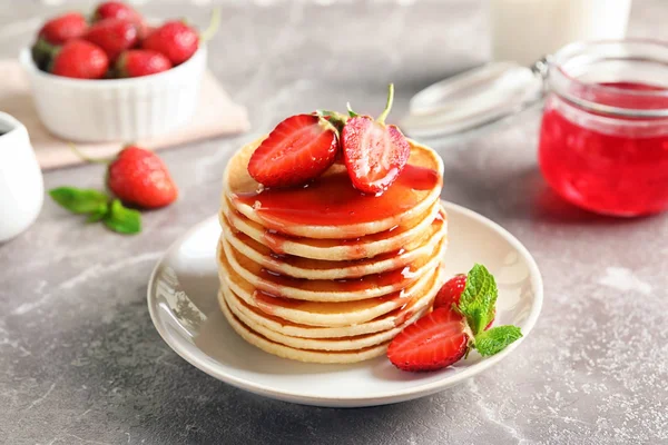 Assiette Avec Crêpes Baies Sur Table — Photo