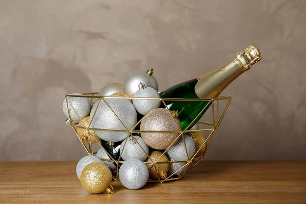 Рождественские Шары Бутылкой Шампанского Декоративной Корзине Столе — стоковое фото