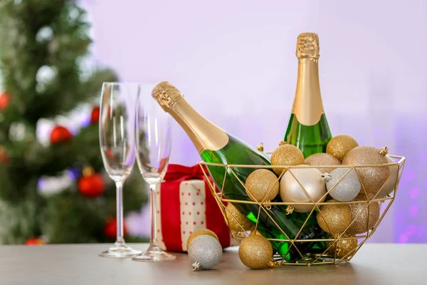 Composición Año Nuevo Con Botellas Champán Cesta Decorativa Árbol Navidad — Foto de Stock