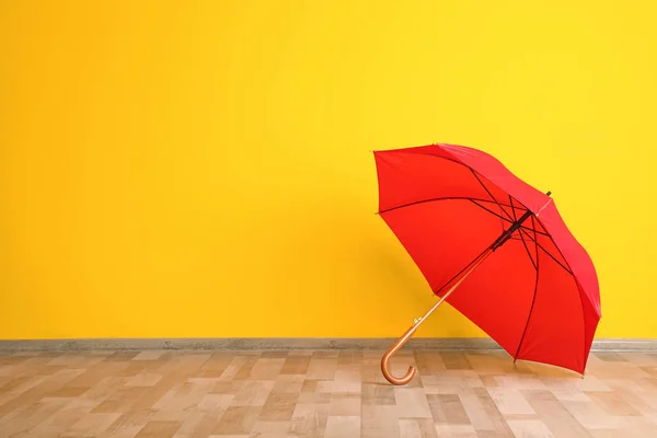 Beau Parapluie Ouvert Sur Sol Près Mur Couleur Avec Espace — Photo