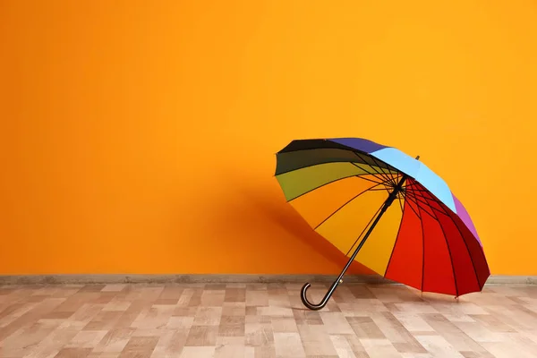 Hermoso Paraguas Abierto Suelo Cerca Pared Color Con Espacio Para — Foto de Stock