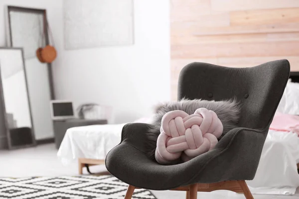 室内で暗い椅子の上に枕 珍しいクッション デザイン — ストック写真