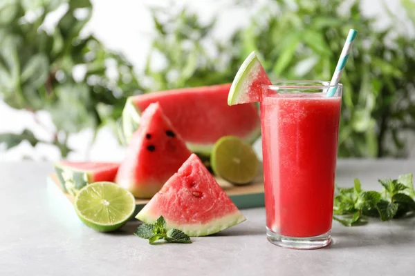 Sabrosa Bebida Sandía Verano Vaso Frutas Frescas Mesa —  Fotos de Stock