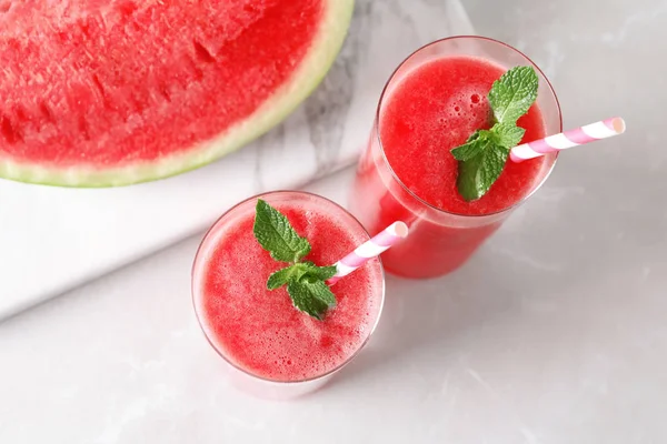 Sabrosa Bebida Sandía Verano Vasos Tabla Con Fruta Rodajas Mesa — Foto de Stock