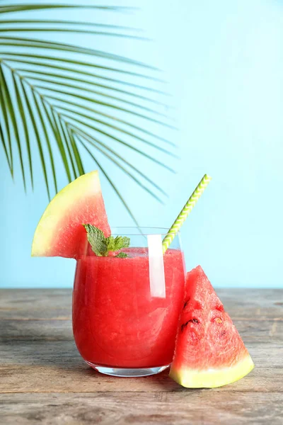 Sabrosa Bebida Sandía Verano Vidrio Fruta Rodajas Mesa — Foto de Stock