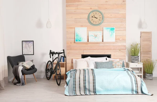 Modern Appartement Interieur Met Fiets Buurt Van Bed — Stockfoto