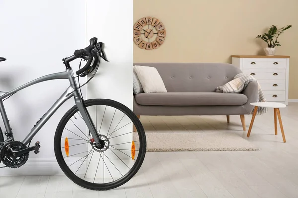 Moderno Apartamento Interior Con Bicicleta Cerca Pared — Foto de Stock