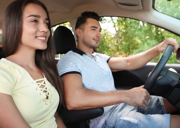 Feliz Pareja Joven Coche Viaje Por Carretera — Foto de Stock