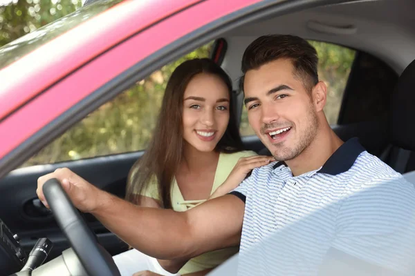 Happy Young Couple Car Road Trip — Stock Photo, Image