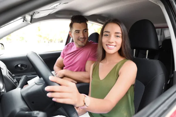 Happy Young Couple Car Road Trip — Stock Photo, Image