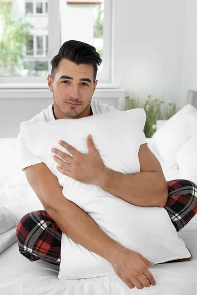 Jonge Man Met Zachte Kussen Bed Thuis — Stockfoto