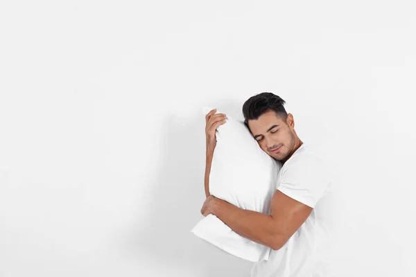 Junger Mann Mit Weichem Kissen Auf Weißem Hintergrund — Stockfoto