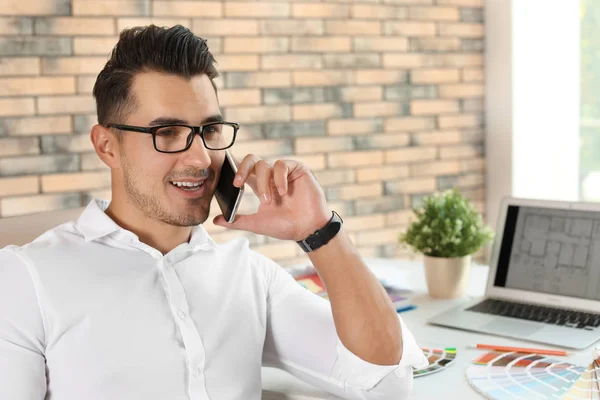 Ofiste Telefonda Konuşurken Yakışıklı Genç — Stok fotoğraf
