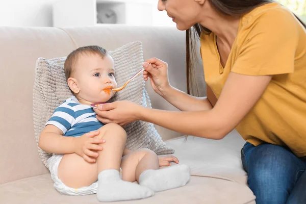 Kadın Çocuğunu Kanepede Kapalı Besleme Sağlıklı Bebek Maması — Stok fotoğraf