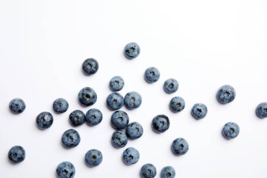 Beyaz zemin üzerine lezzetli blueberry ile düz yatıyordu kompozisyon